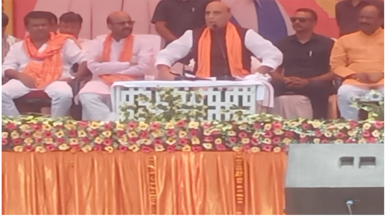 Defense Minister Rajnath Singh came to Basti to seek votes for BJP candidate MP Harish Dwivedi.