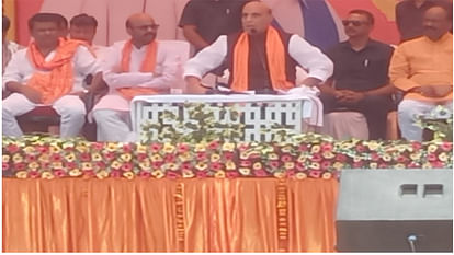 Basti News: बोले रक्षा मंत्री, मुद्दा विहीन विपक्ष- भाजपा पर लोकतंत्र समाप्त करने का आरोप लगा रही Defense Minister Rajnath Singh came to Basti to seek votes for BJP candidate MP Harish Dwivedi.