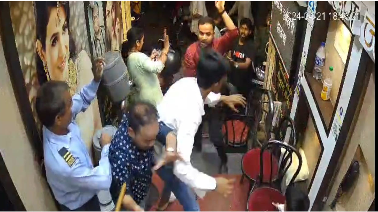 Unidentified people entered the shop of a bullion trader in Hindi market of Gorakhpur, beat him up,video viral
