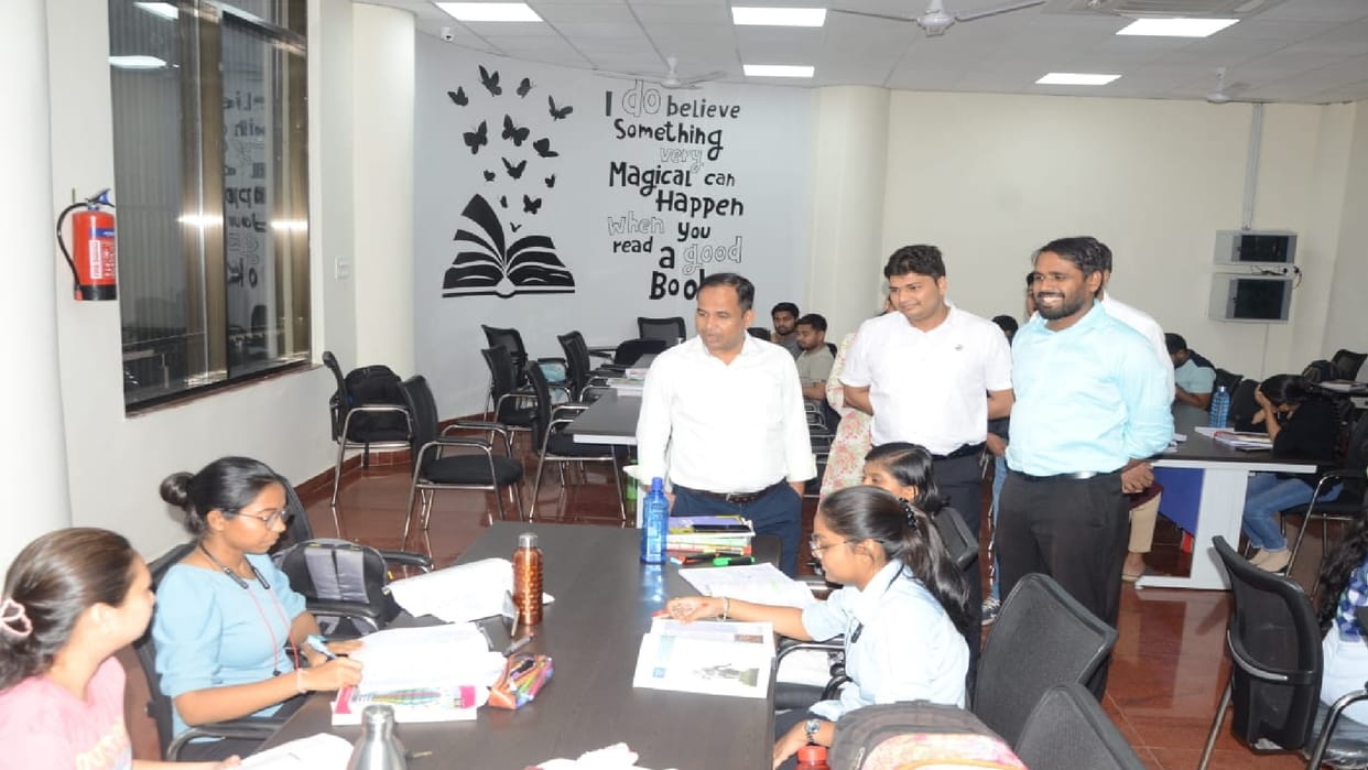 CG News: Collector Gaurav Singh reached Takshila Library of Raipur