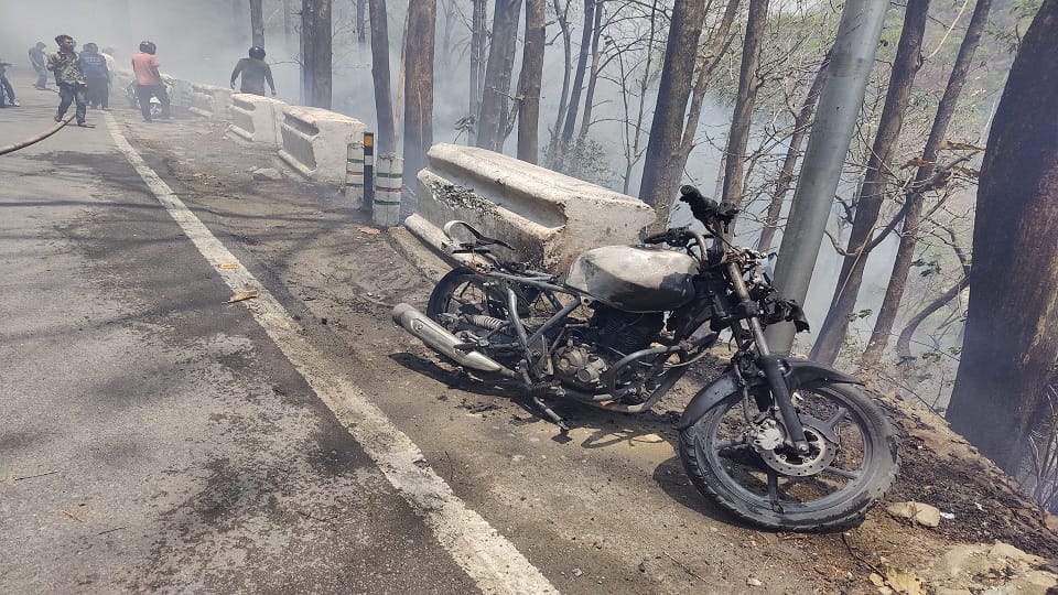 Nainital Forest Fire: Bike burnt in forest fire in Ranibagh-Amritpur road bhimtal