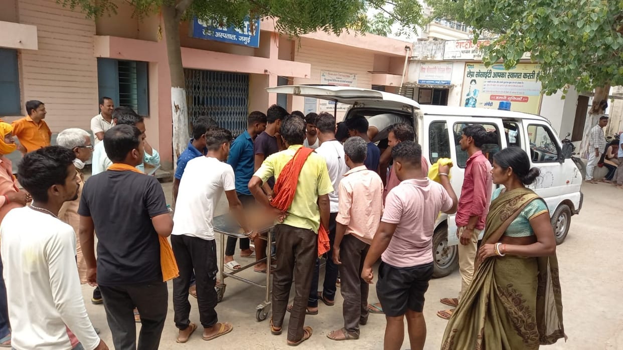 Jamui: An auto hit a bike rider who was going to coaching with his friend, both died; people blocked road