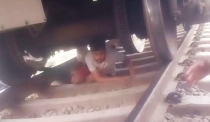 A young man lying in front of the train, three coaches passed over him, the drivers wisdom saved his life