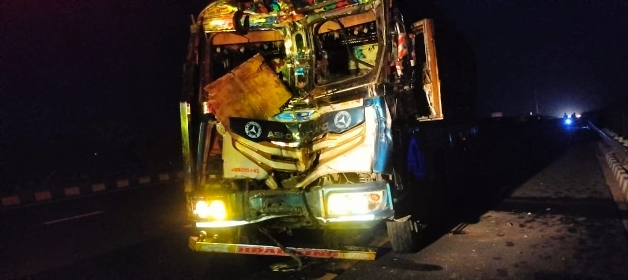 Kannauj accident, Truck hits sleeper bus parked on expressway, 30 passengers injured,11 referred to medical co