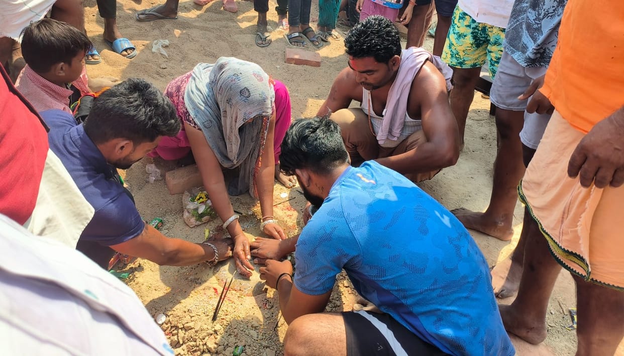 Shivlinga emerged from village community land in Kanpur, villagers started worshiping, instructions for invest