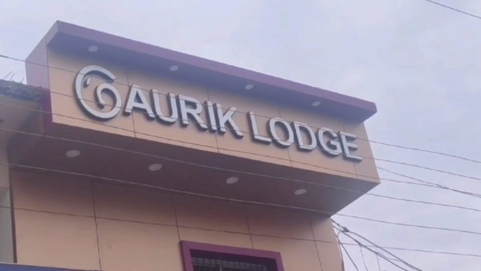 लॉज में महिला से सामूहिक दुष्कर्म