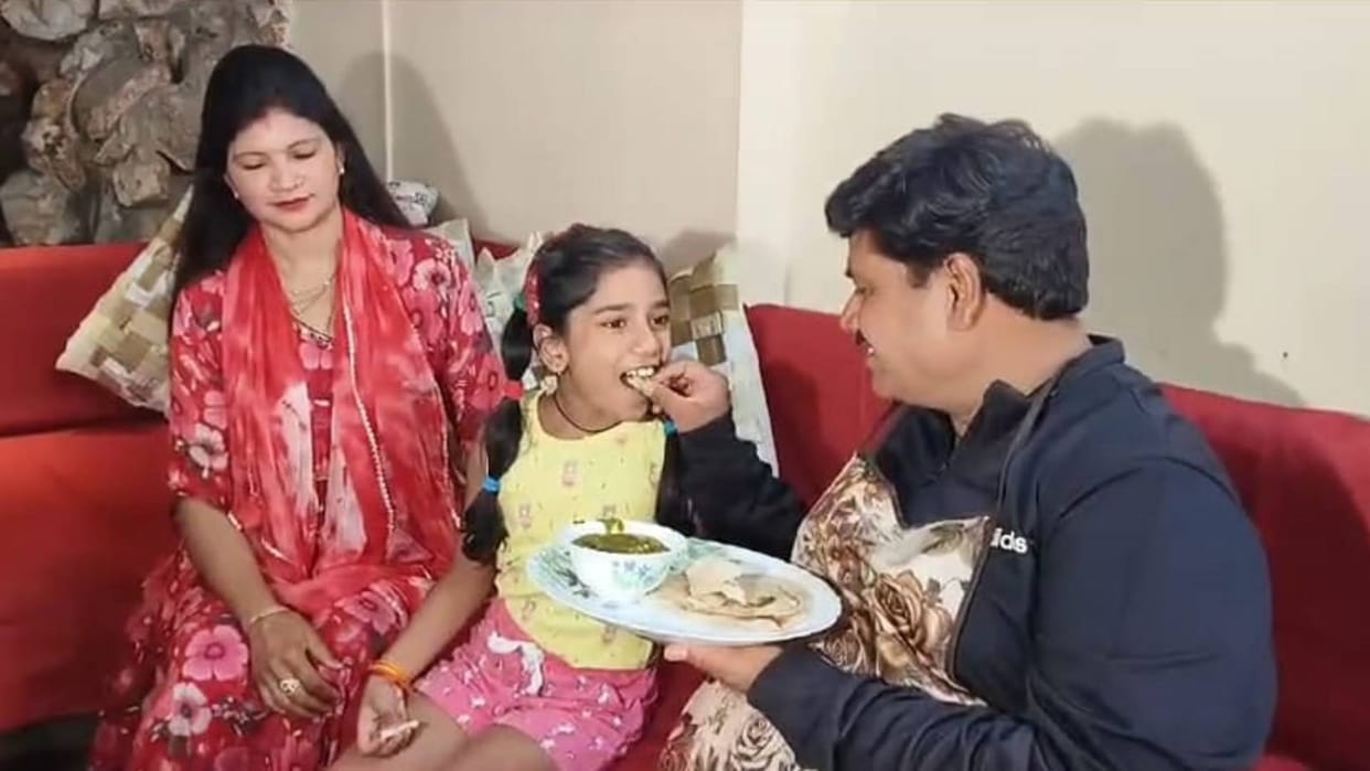 Ujjain Anil Firoziya became cook prepared food with his own hands and was also seen feeding his daughter
