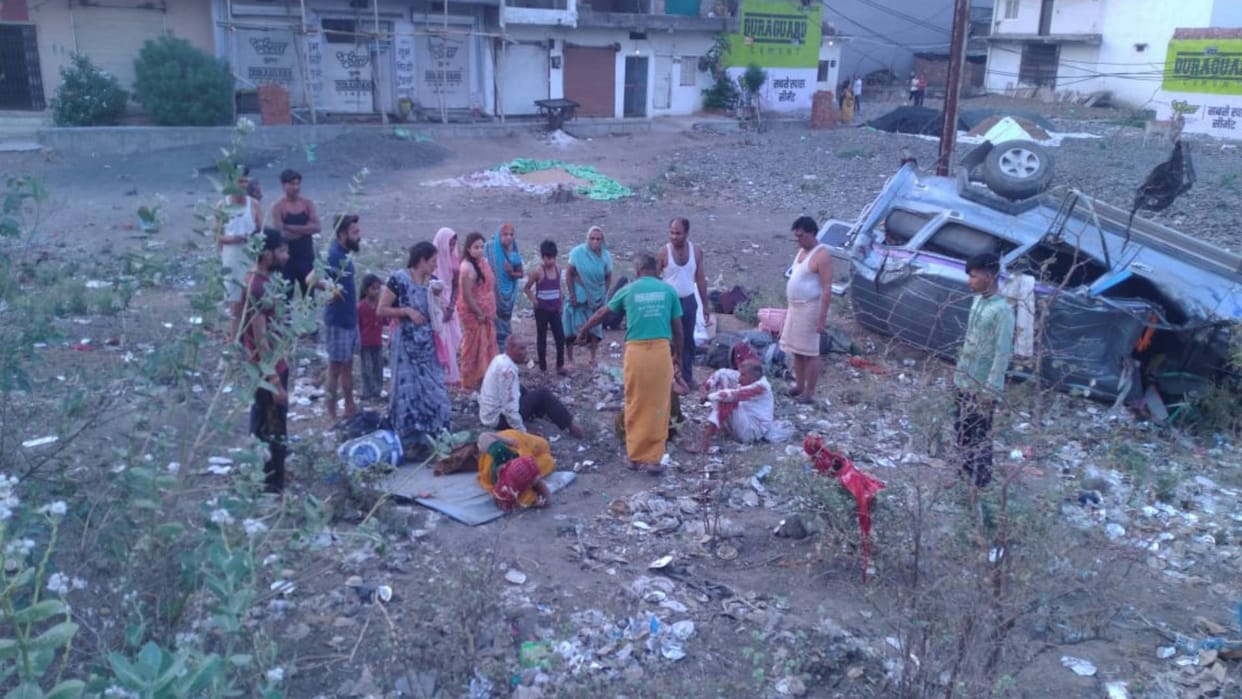 Shajapur Vehicle of pilgrims returning from Badrinath to Khargone overturned two women died