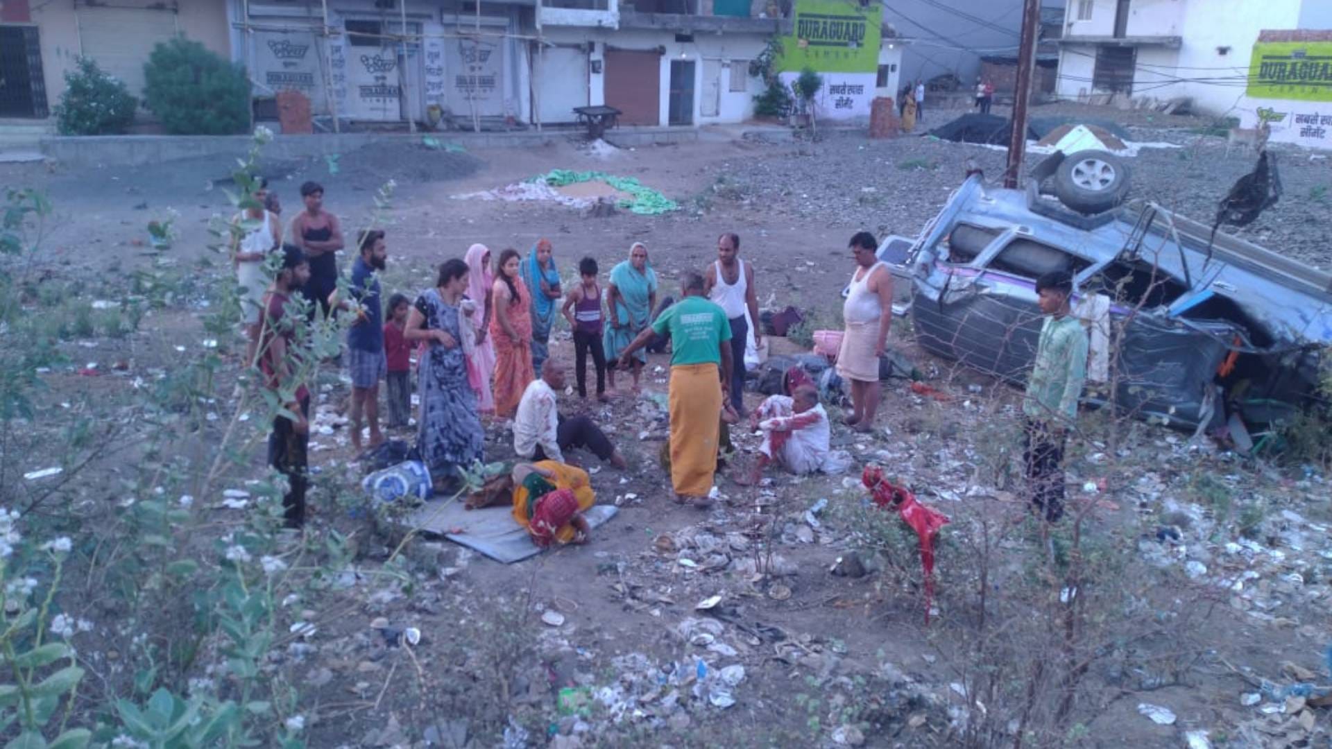दर्शनार्थियों का वाहन पलटा