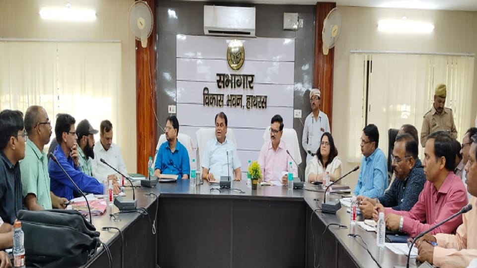 Review meeting on destitute cattle in Hathras