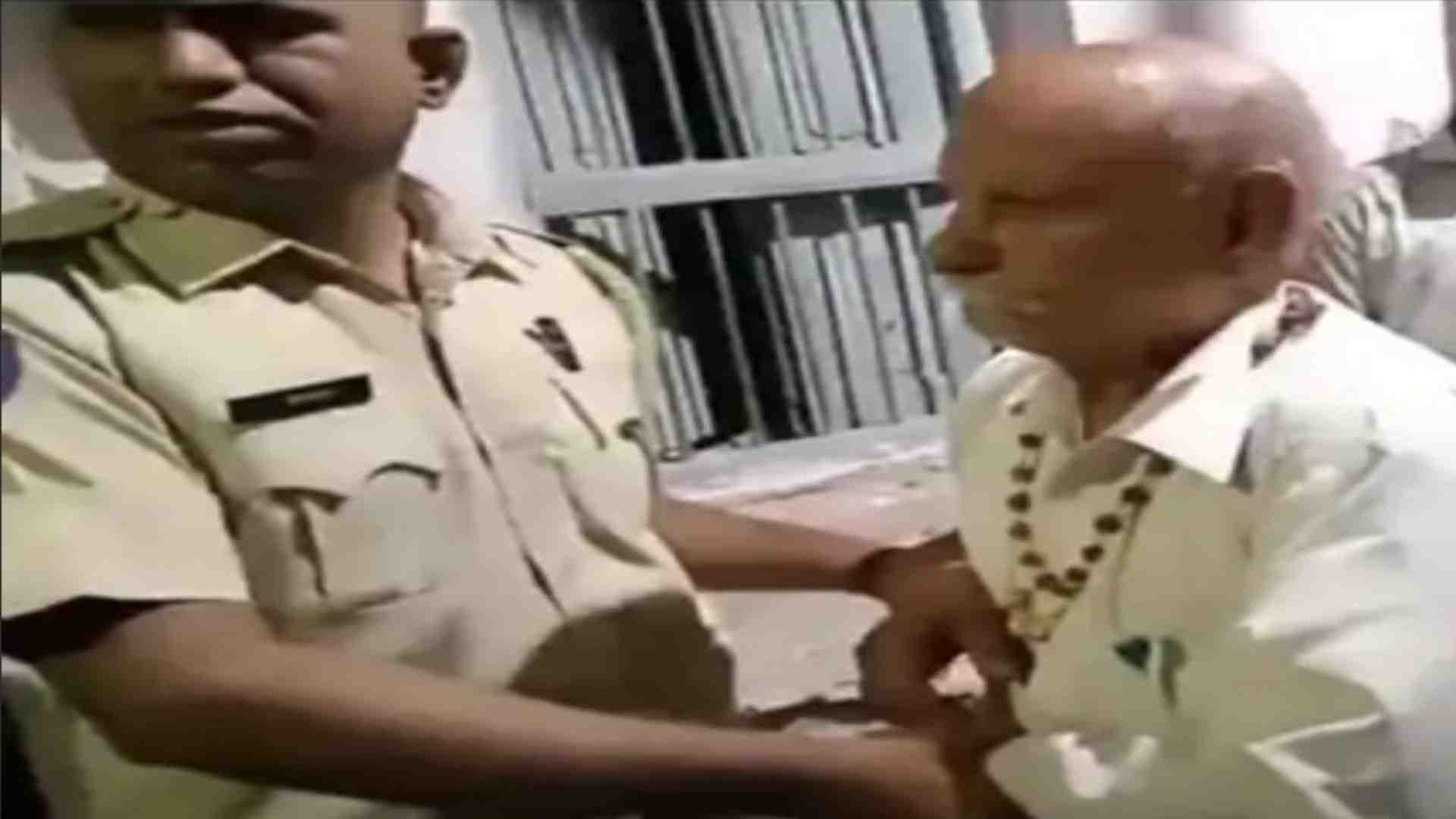 पुलिस की गिरफ्त में आरोपी बुजुर्ग व्यक्ति।