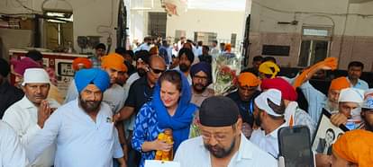 Raebareli: गुरुद्वारा पहुंची कांग्रेस नेता प्रियंका गांधी, रायबरेली-अमेठी में लगाया पूरा जोर, तस्वीरें UP Lok Sabha Election News: Priyanka Gandhi in Raebareli Visited to Gurudwara See Photos