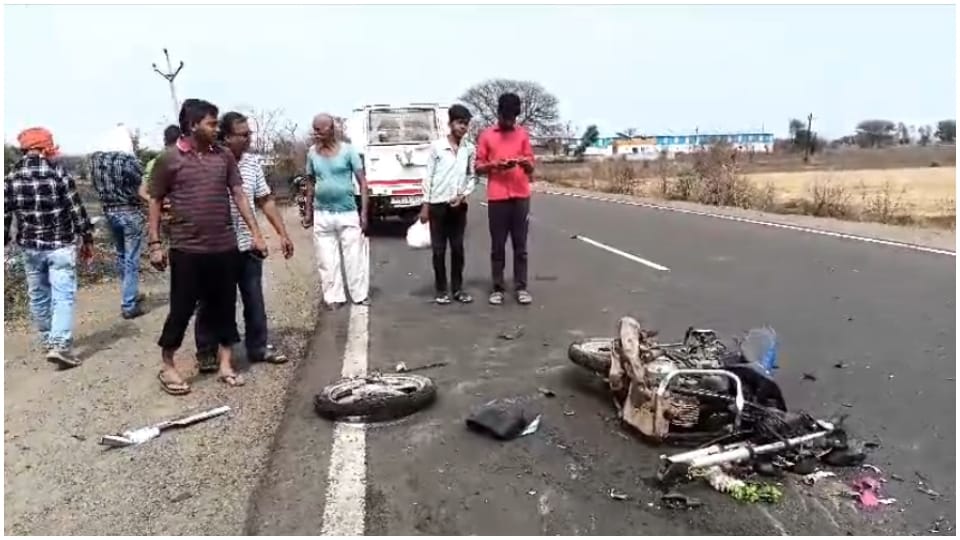 Sagar News: Unknown truck hits bike rider young man dies on the spot in the accident