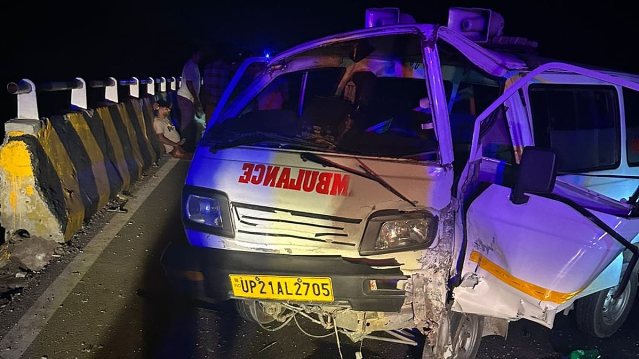 four people injured due to ambulance collides with divider on highway in Bareilly