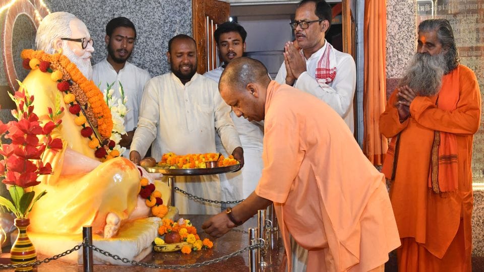 CM Yogi visited and worshiped Mahayogi Guru Gorakhnath and Brahmalin Mahant Avedyanath