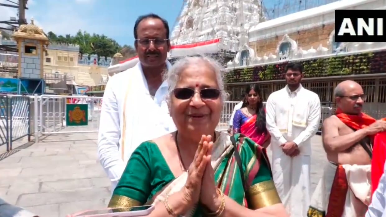 Rajya Sabha MP Sudha Murty visited Tirupati Balaji temple Updates in hindi