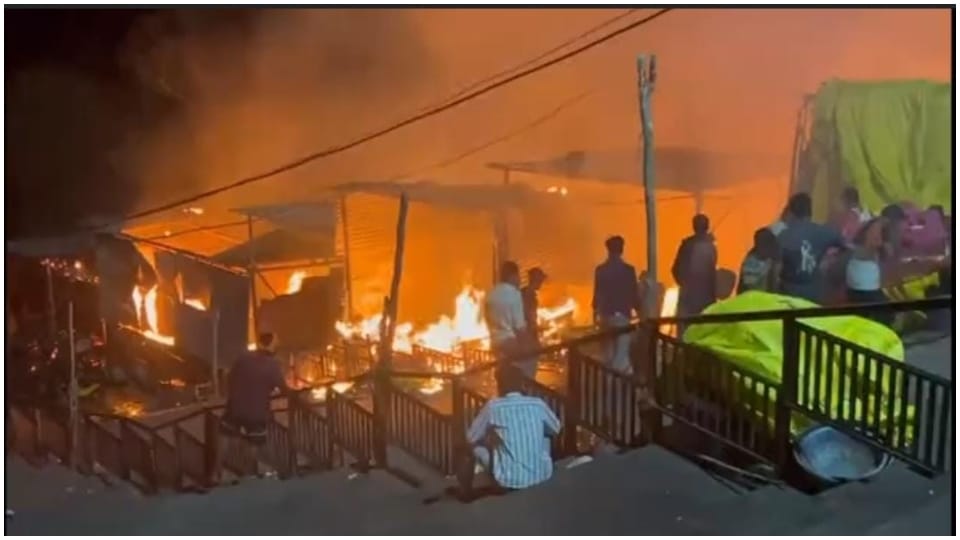 एक घंटे बाद आग पर पाया गया काबू।