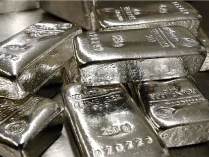 Jhansi: Bullion traders' faces brightened due to the fall in silver prices.