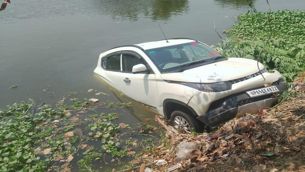 Kaushambi: BDO's car, which went out to inspect the booth, fell into the pond, driver injured.
