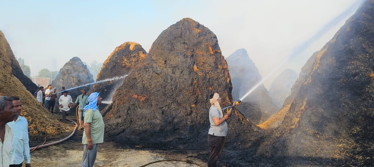 Shamli: Fire in wells in Jijaula, loss of Rs 50 lakh, massive fire in bamboo warehouse