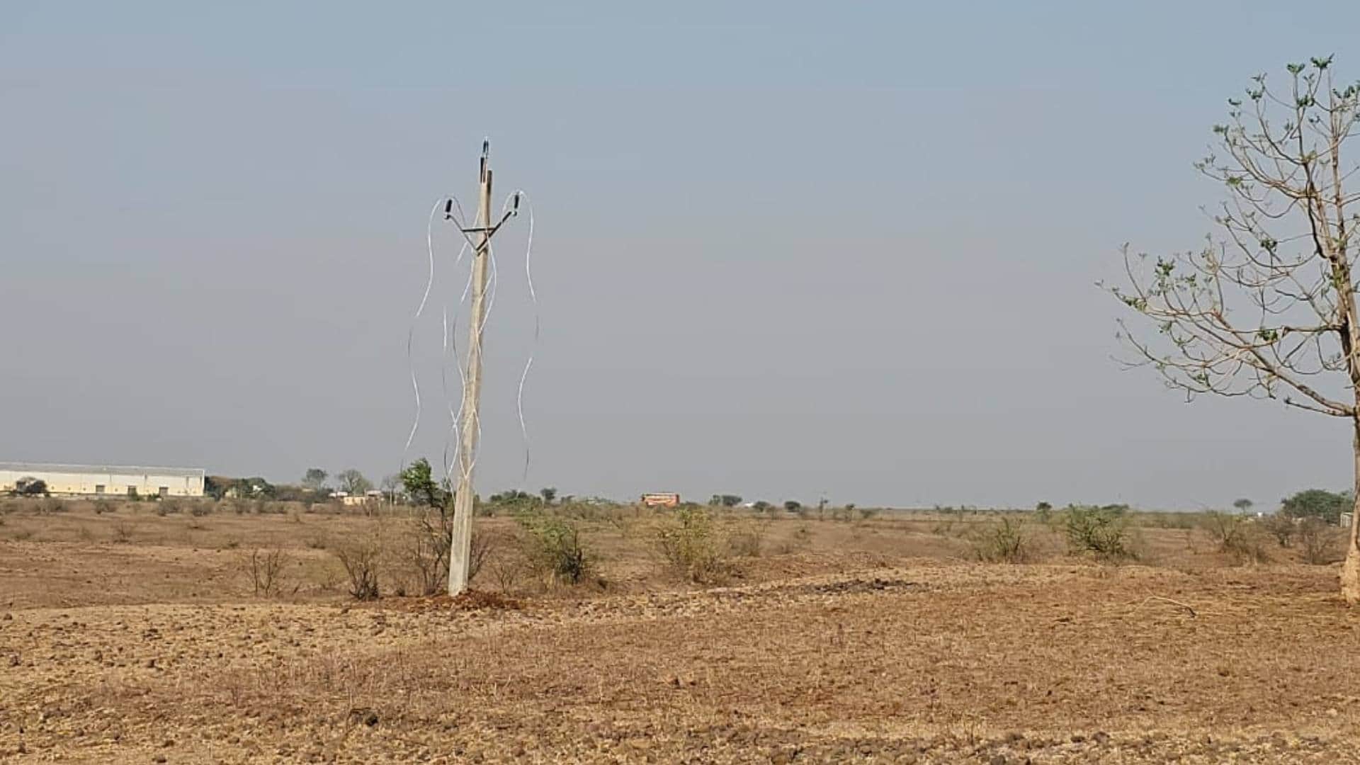 बिजली के पोल से ही निकाल ले गए तार