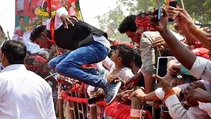 UP: प्रयागराज में राहुल और अखिलेश की सभा में मची भगदड़, कार्यकर्ता बैरिकेडिंग तोड़कर अंदर घुसे, कई घायल Rahul gandhi akhilesh yadav prayagraj rally Phaphamau