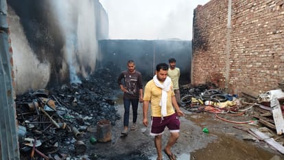 Shamli: Fire in wells in Jijaula, loss of Rs 50 lakh, massive fire in bamboo warehouse