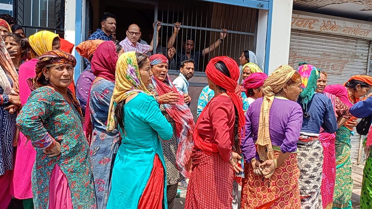 Uttarkashi News Women protested against opening of liquor sub shop in Badathi created ruckus