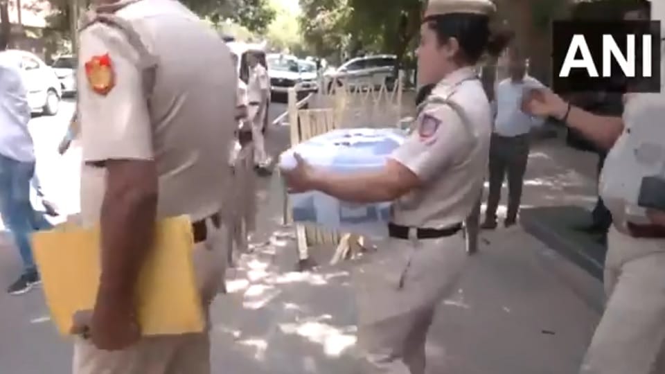 Swati Maliwal Case Live Updates: Delhi CM Arvind Kejriwal and AAP Leaders March to Bjp Headquarters Today