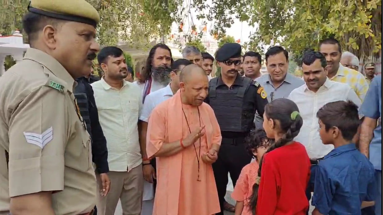 CM Yogi went on a grand tour of Gorakhnath temple, devotees from other states started raising slogans