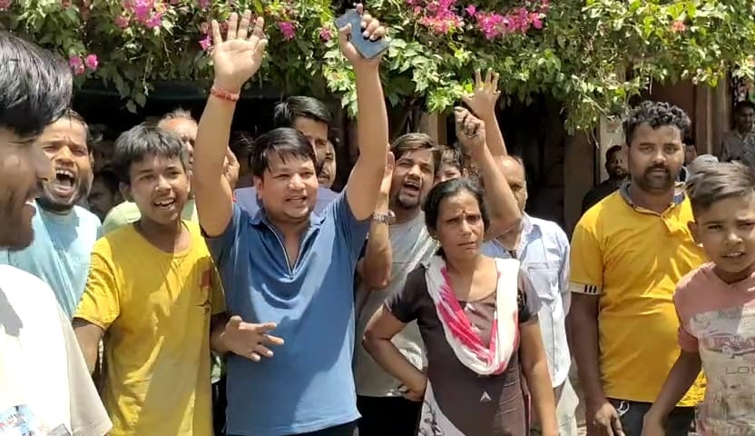 गैस रिसाव की बात के बाद लोगों ने हंगामा किया।