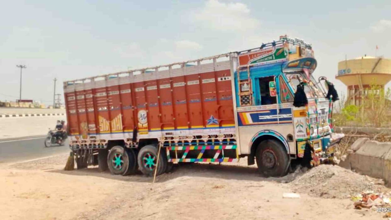 Jodhpur News: Employees working on the highway crushed by uncontrolled truck
