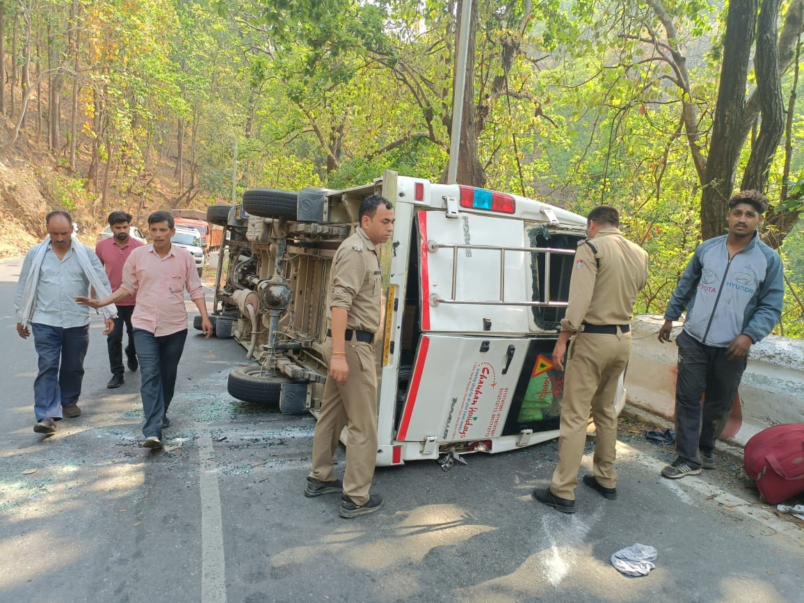 Nainital Accident News Tourist tempo traveler overturned on Kaladhungi road, many Injured