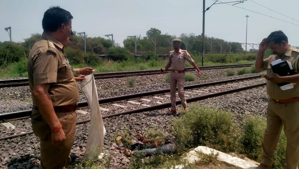 Love couple committed suicide by jumping in front of the train, police sent the body for postmortem, investiga