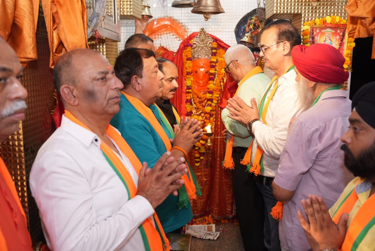 Many communities offer prayer in Dakshin mukhi Hanuman Mandir in Lucknow for the win of Rajnath Singh.