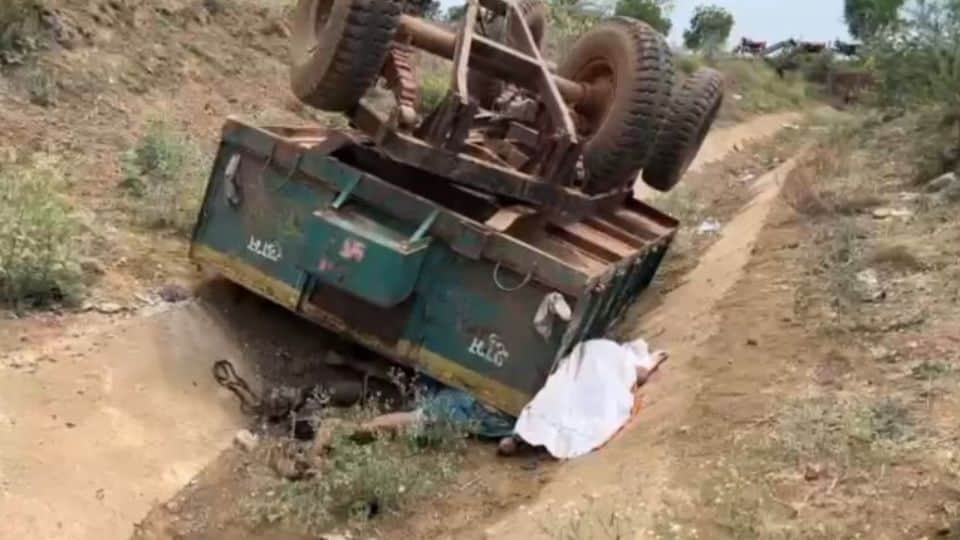 नहर में पलटी ट्रॉली