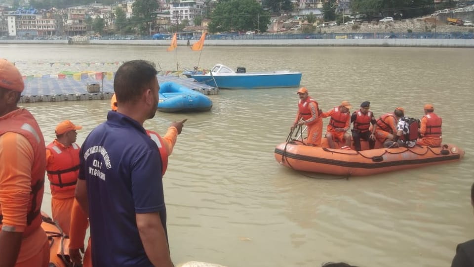 Uttarkashi News Delhi youth drowned in Bhagirathi river near Tiloth bridge Ndrf Doing Search Operation