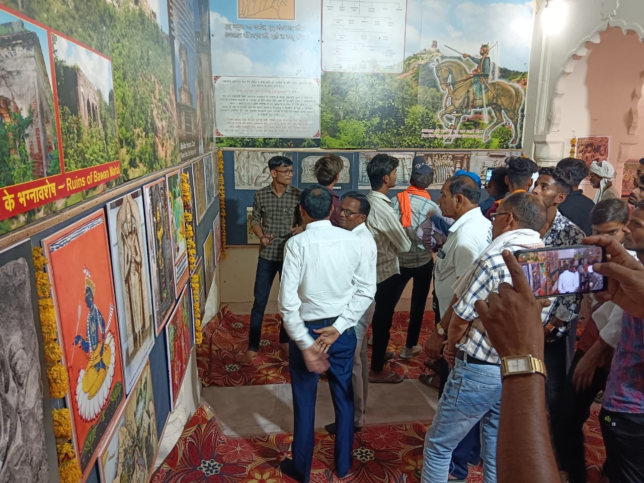 प्रदर्शनी का अवलोकन करते पर्यटक