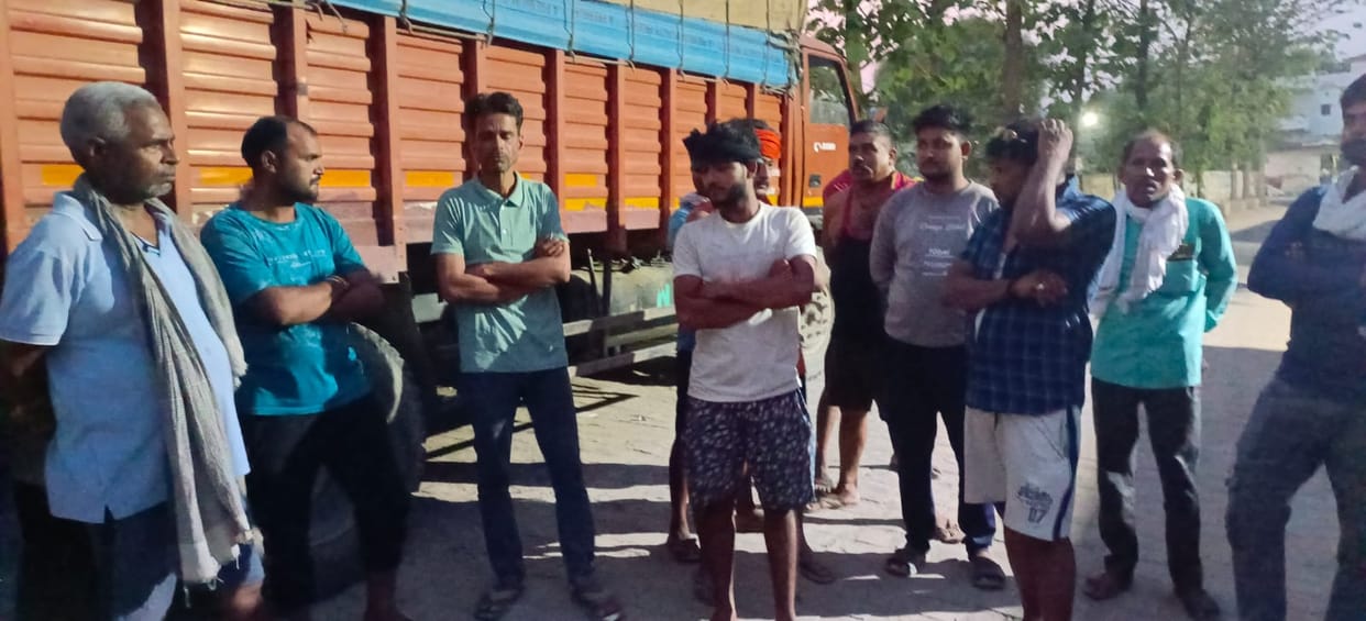 Uproar among drivers at main gate of Hindustan Lever Company in varanasi