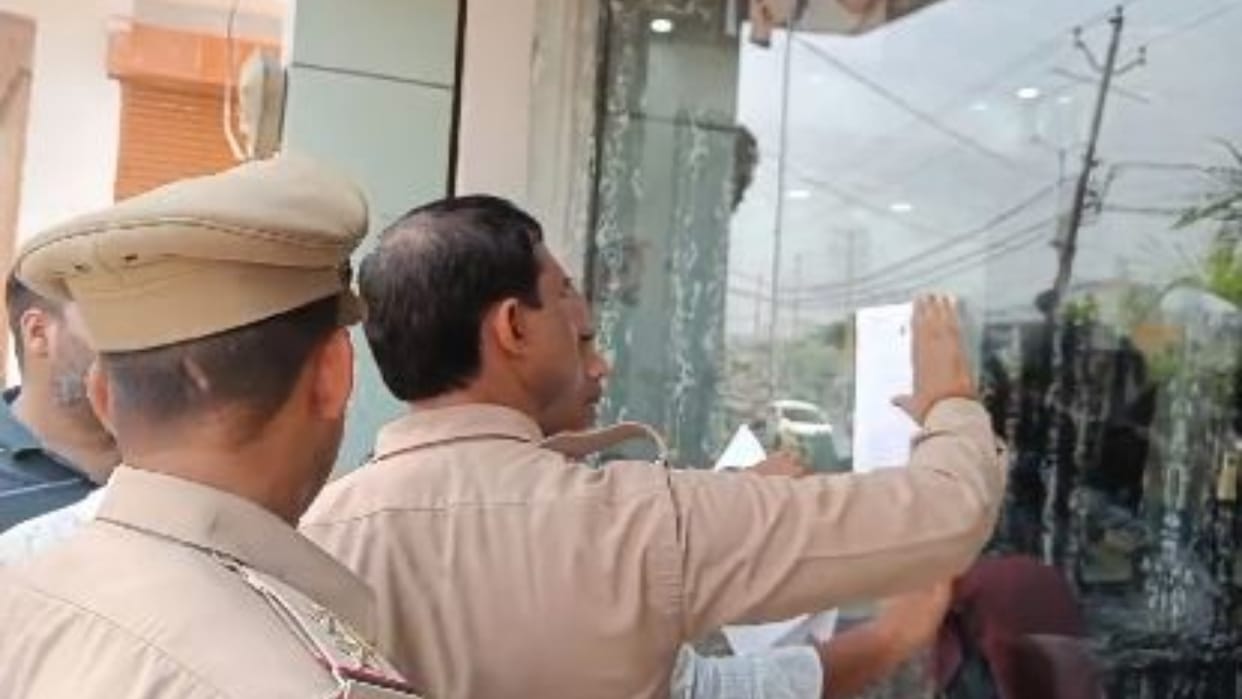 BJP leader misbehaved with the bank team that went to paste the notice in Bareilly