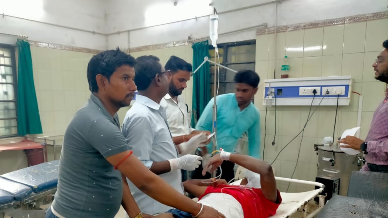 Samastipur: Tea vendor seriously injured after boundary wall of Sadar Hospital collapsed, several bikes buried
