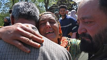 Terror Attack: भाजपा नेता एजाज सुपुर्द ए खाक, जनाजे में मासूम बेटे को देख बिलख पड़े.. आंख नम कर देगी यह तस्वीर shopian BJP leader Ajaz Ahmed sheikh killed by terrorist laid to rest political parties condemned killing