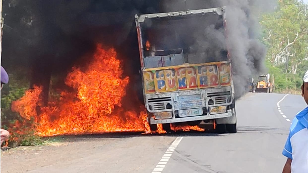 Truck caught fire on Mhow-Neemuch road