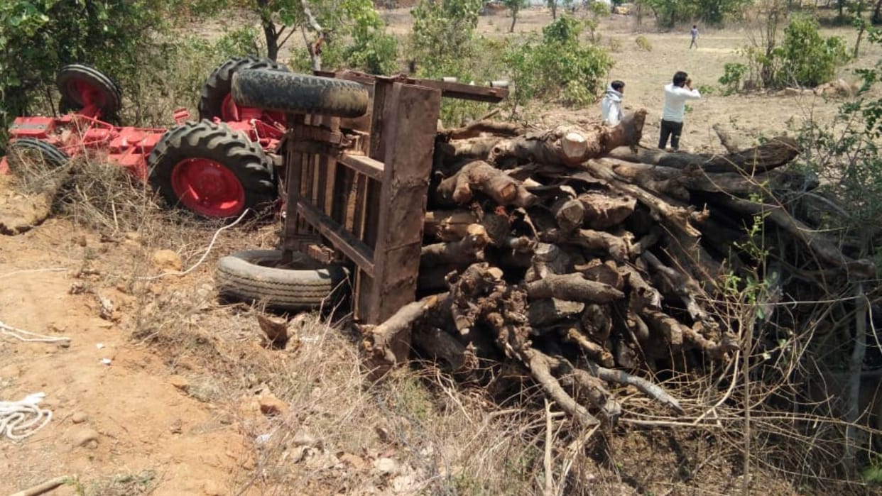Tractor trolley went out of control and fell into the ditch