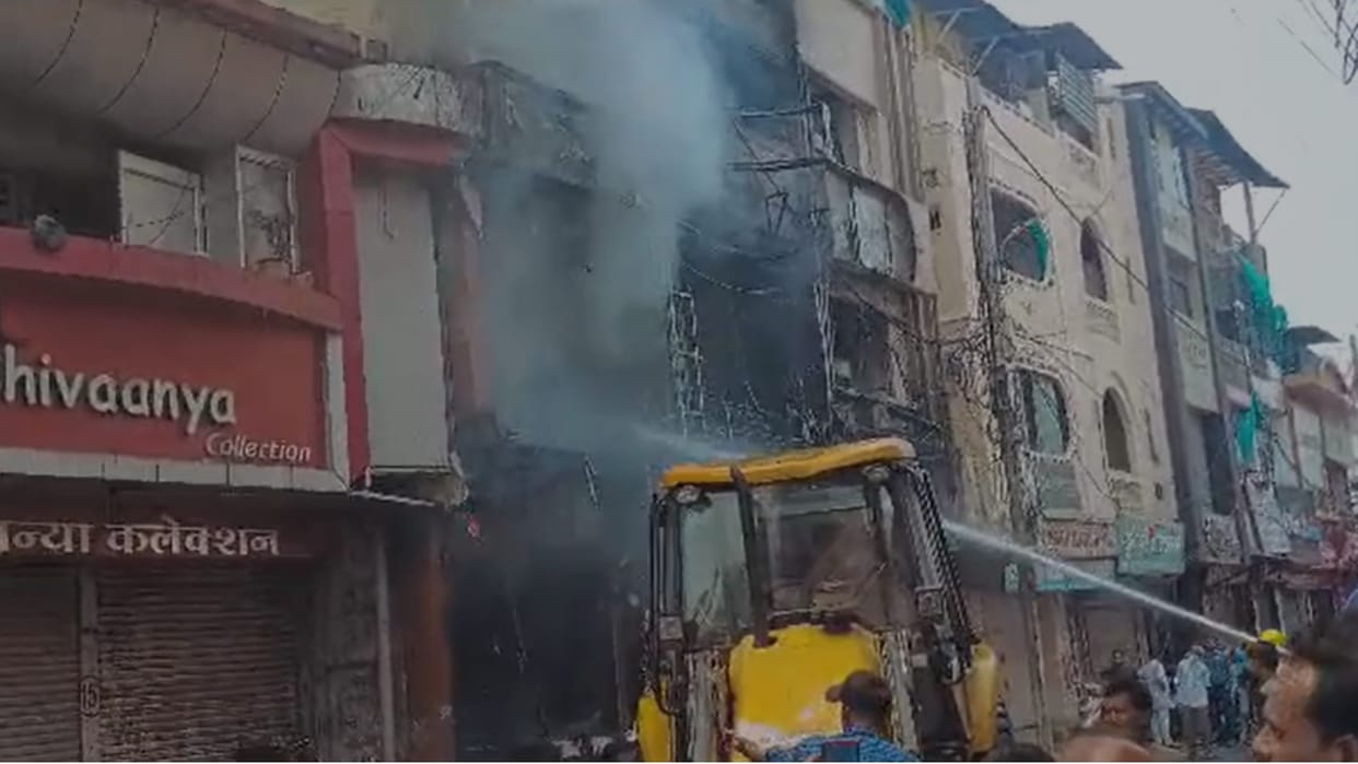 Fire breaks out in busy market of Jabalpur
