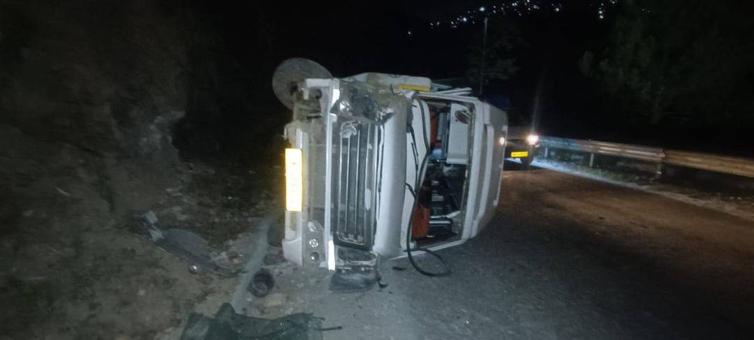 Badrinath Highway Accident Tempo traveller Full with Gujarat Pilgrims Overturned many Injured