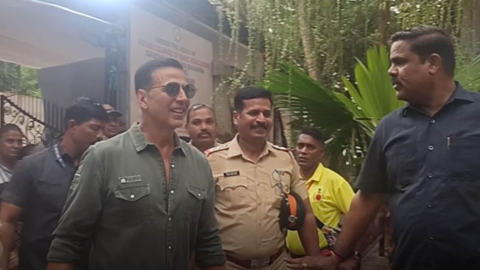 AKSHAY KUMAR rajkummar janhvi kapoor sanya malhotra and other celebs cast their vote in loksabha election 2024