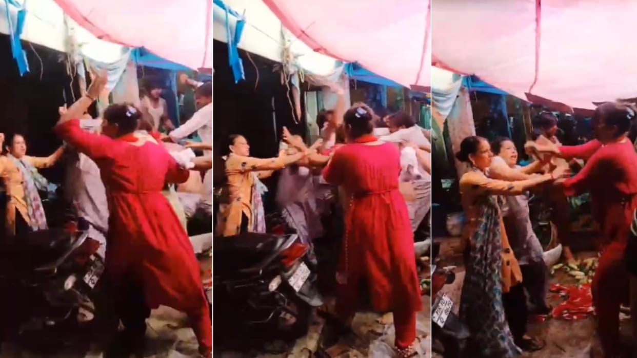 Fight in two sides of women in market in Baraut of Baghpat district