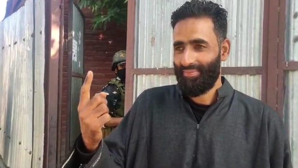 baramulla election : lashker terrorist umer brother rouf lone cast vote appeal brother to return home