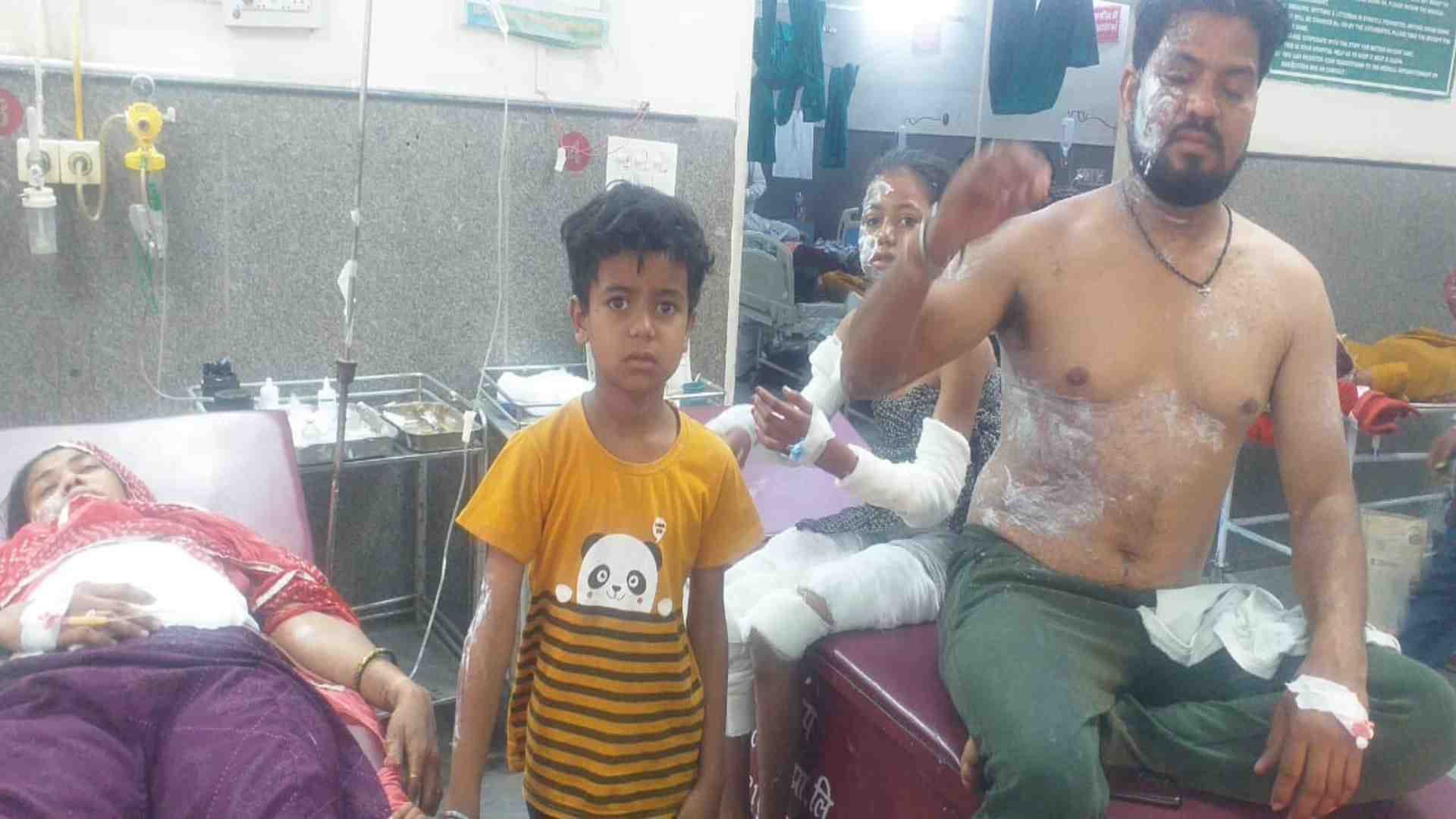 घायलों को अस्पताल में कराया गया भर्ती।
